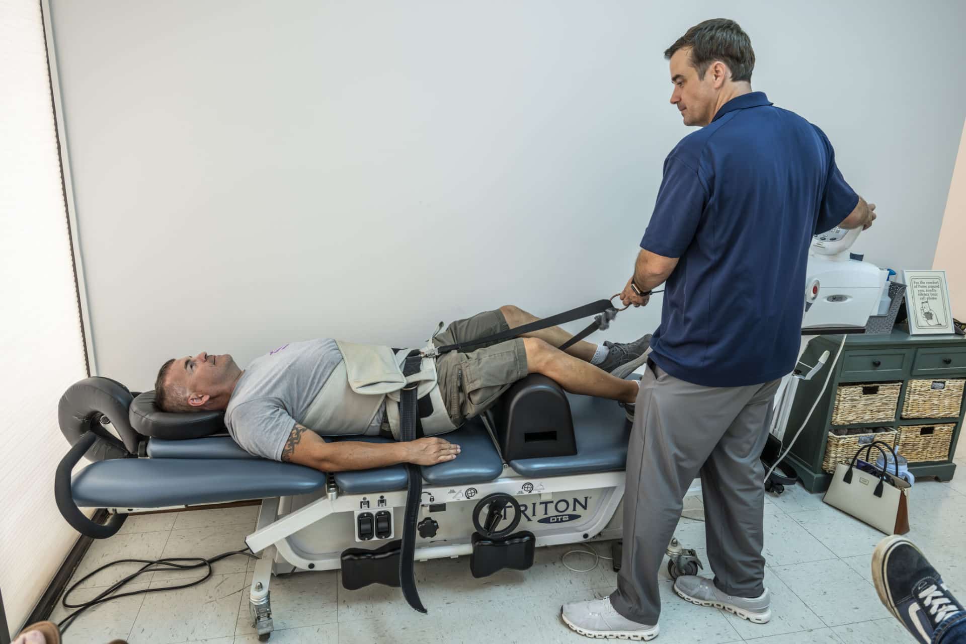 Chiropractor in Lafayette, LA providing spinal decompression therapy for lower back pain